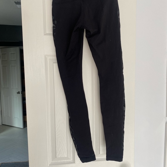 lululemon size 4 tribal leg pants - Picture 2 of 5